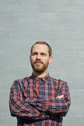 Portrait of young man with crossed arms - BR000160