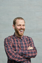 Porträt eines lachenden jungen Mannes mit kariertem Hemd - BR000162