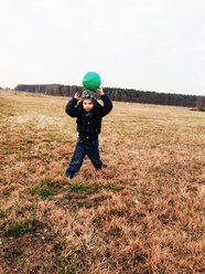 Kleiner Junge spielt mit Ball auf einem Feld in Potsdam, Deutschland - AFF000031