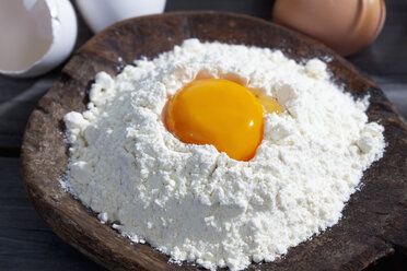 Wooden spoon of flour with egg yolk - CSF021029