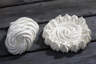 Meringue-Törtchen und Baiser auf grauem Holz - CSF021035