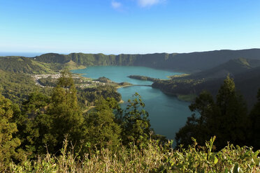 Portugal, Azoren, Sao Miguel, Blick von Caldeira das Sete Cidades auf Lagoa Azul und Lagoa Verde - ONF000422