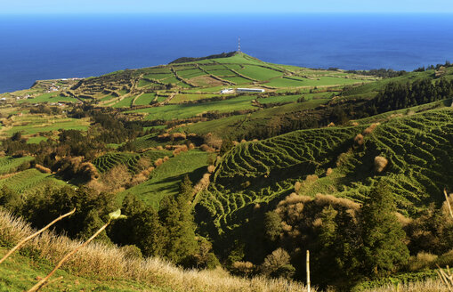 Portugal, Azoren, Sao Miguel, Blick von Caldeira das Sete Cidades auf die Atlantikküste - ONF000419