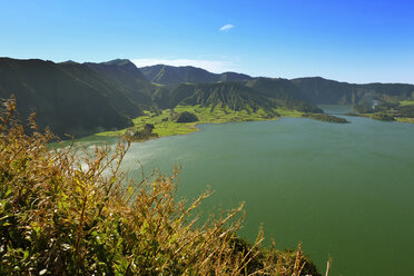 Portugal, Azoren, Sao Miguel, Blick von Caldeira das Sete Cidades auf Lagoa Azul und Lagoa Verde - ONF000418