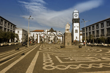 Portugal, Azoren, Sao Miguel, Stadttor und Kirche von Ponta Delgada - ONF000414