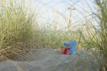 Italien, Adria, Schaufel und Korb in den Stranddünen - ASF005280