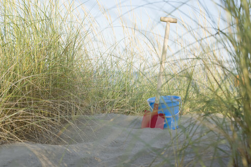 Italy, Adria, shovel and basket at beach dunes - ASF005280