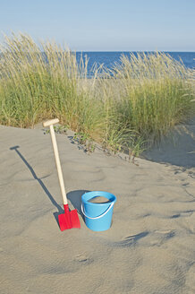 Italy, Adria, shovel and basket at beach dunes - ASF005284