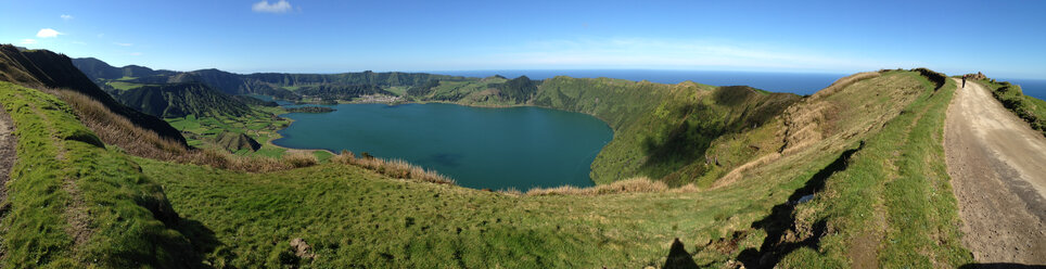 Blick vom Rand der Caldeira das Sete Cidades auf die Lagoa Azul und Lagoa Verde, Sao Miguel, Azoren, Portugal - ONF000430