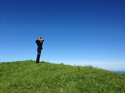 Fotograf, Tourist, Blick vom Rand der Caldeira das Sete Cidades, Sao Miguel, Azoren, Portugal - ONF000432