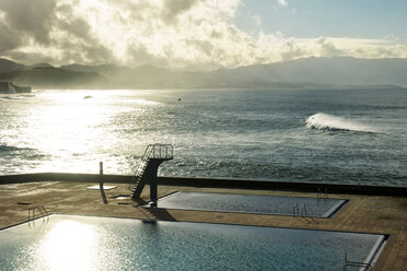 Portugal, Azoren, Sao Miguel, Piscinas da Ribeira Grande an der Atlantikküste - ONF000487