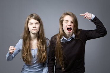 Zwei wütende Teenager-Mädchen Seite an Seite - MAEF008250