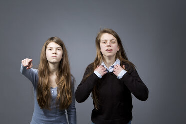 Two angry teenage girls side by side - MAEF008251