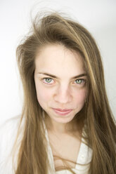 Porträt eines lächelnden Teenagers mit grünen Augen - MAEF008181