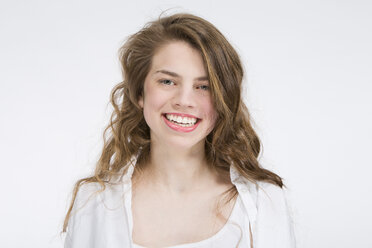 Porträt eines lächelnden Teenagers mit Lippenstift - MAEF008185