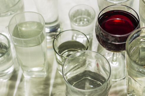 Ein Glas Rotwein zwischen den Wassergläsern - CMF000067