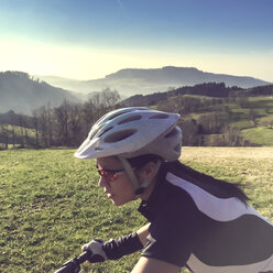 Mädchen beim Mountainbiking, Schwarzwald, Baden Württemberg, Deutschland - DRF000580