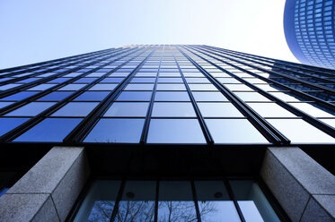Deutschland, Nordrhein-Westfalen, Dortmund, Fassade eines Bürohochhauses, Blick von unten - HOH000597