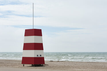 Denmark, Jutland, Lokken, lifeguard tower - JBF000070