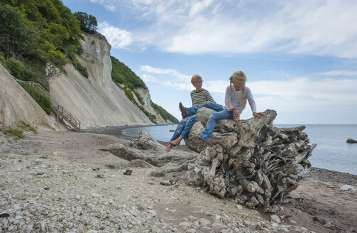 Dänemark, Insel Mon, Geschwister spielen unterhalb der Kreidefelsen von Mons Klint - JBF000083