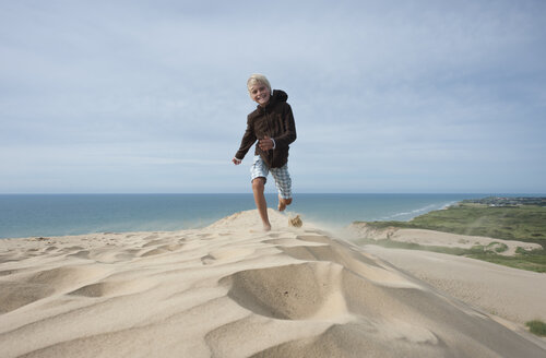 Dänemark, Jütland, Rubjerg Knude, laufender Junge auf riesiger Sanddüne - JBF000085