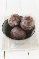 Bowl of beetroots on cloth and white wooden table - EVGF000450