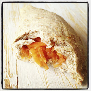Wholemeal pita pockets filled with carrots - EVGF000468