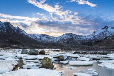 eis und Felsen bei Sonnenuntergang an der Küste von Gimsøy, Lofoten, Norwegen - STSF000358