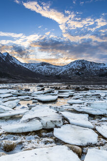 eis und Felsen bei Sonnenuntergang an der Küste von Gimsøy, Lofoten, Norwegen - STSF000357