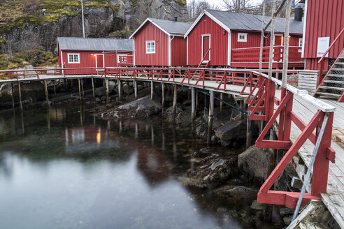 Rote Holzhäuser im Hafen von Nusfjord, Flakstadoya, Lofoten, Norwegen - STSF000347