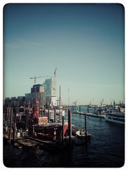 Deutschland, Hamburg, Blick auf die Elbphilarmonie, und das berühmte Feuerschiff - KRPF000367