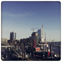 Deutschland, Hamburg, Blick auf die Elbphilarmonie, und das berühmte Feuerschiff - KRPF000366