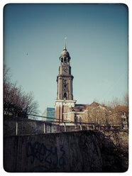 Deutschland, Hamburg, Blick auf die St. Michaelis Kirche (alias Michel) im Hafen - KRPF000365