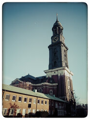 Deutschland, Hamburg, Blick auf die St. Michaelis Kirche (alias Michel) im Hafen - KRPF000364