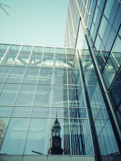 Deutschland, Hamburg, St. Michaelis Kirche (alias Michel) spiegelt sich in moderner Glasfassade - KRPF000363