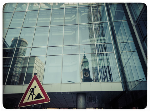 Deutschland, Hamburg, St. Michaelis Kirche (alias Michel) spiegelt sich in moderner Glasfassade, lizenzfreies Stockfoto