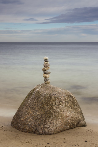 Deutschland, Brodten, Steinhaufen am Strand, lizenzfreies Stockfoto