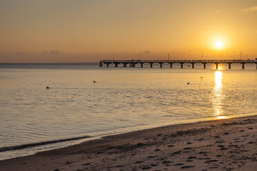 Deutschland, Timmendorfer Strand, Ostsee mit Seebrücke - SR000399