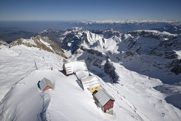 Schweiz, Kanton Appenzell Ausserrhoden, Berggasthäuser bei Säntis, im Hintergrund Appenzeller Alpen - ELF000917