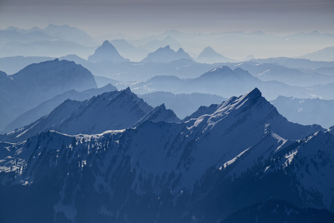 Schweiz, Kanton Appenzell Ausserrhoden, Blick von Säntis auf die Schweizer Alpen, lizenzfreies Stockfoto