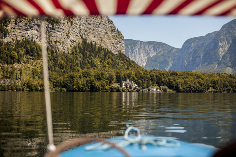 Österreich, Oberösterreich, Hallsteinsee mit Schloss Grub, lizenzfreies Stockfoto