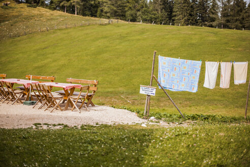 Österreich, Gosau, Wäscheleine und leerer Biergarten - KVF000049