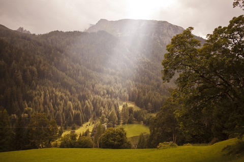 Österreich, Lungau, Sonnenstrahl in alpiner Landschaft, lizenzfreies Stockfoto