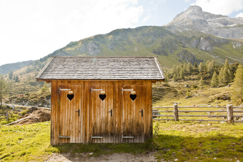 Österreich, Lungau, Nebengebäude in alpiner Landschaft - KV000057