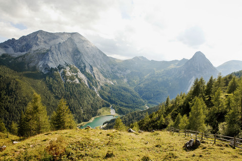 Österreich, Lungau, Blick auf den Schlierersee, lizenzfreies Stockfoto
