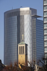 Deutschland, Hessen, Frankfurt, Kirche vor einem Hochhaus - AKF000350