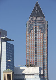 Deutschland, Hessen, Frankfurt, Kirche vor dem Messeturm - AK000349