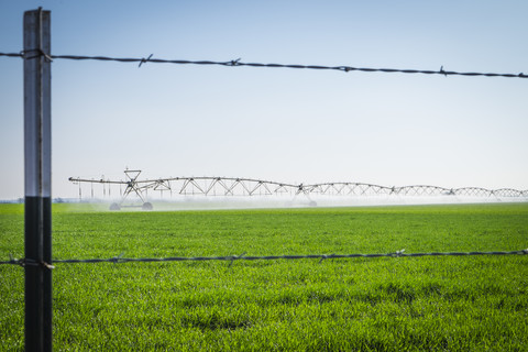 USA, Texas, Mobiles Bewässerungsrohrsystem für landwirtschaftliche Felder, lizenzfreies Stockfoto