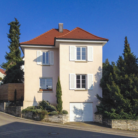 Deutschland, Baden-Württemberg, Stuttgart, Einfamilienhaus, alt, renoviert, Fensterläden, Fenster, lizenzfreies Stockfoto