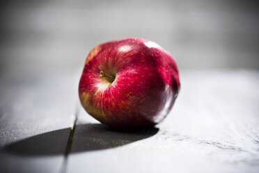 Red apple, close-up - MAEF008212